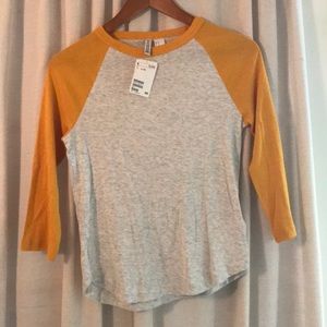 Women’s medium mid sleeve baseball top